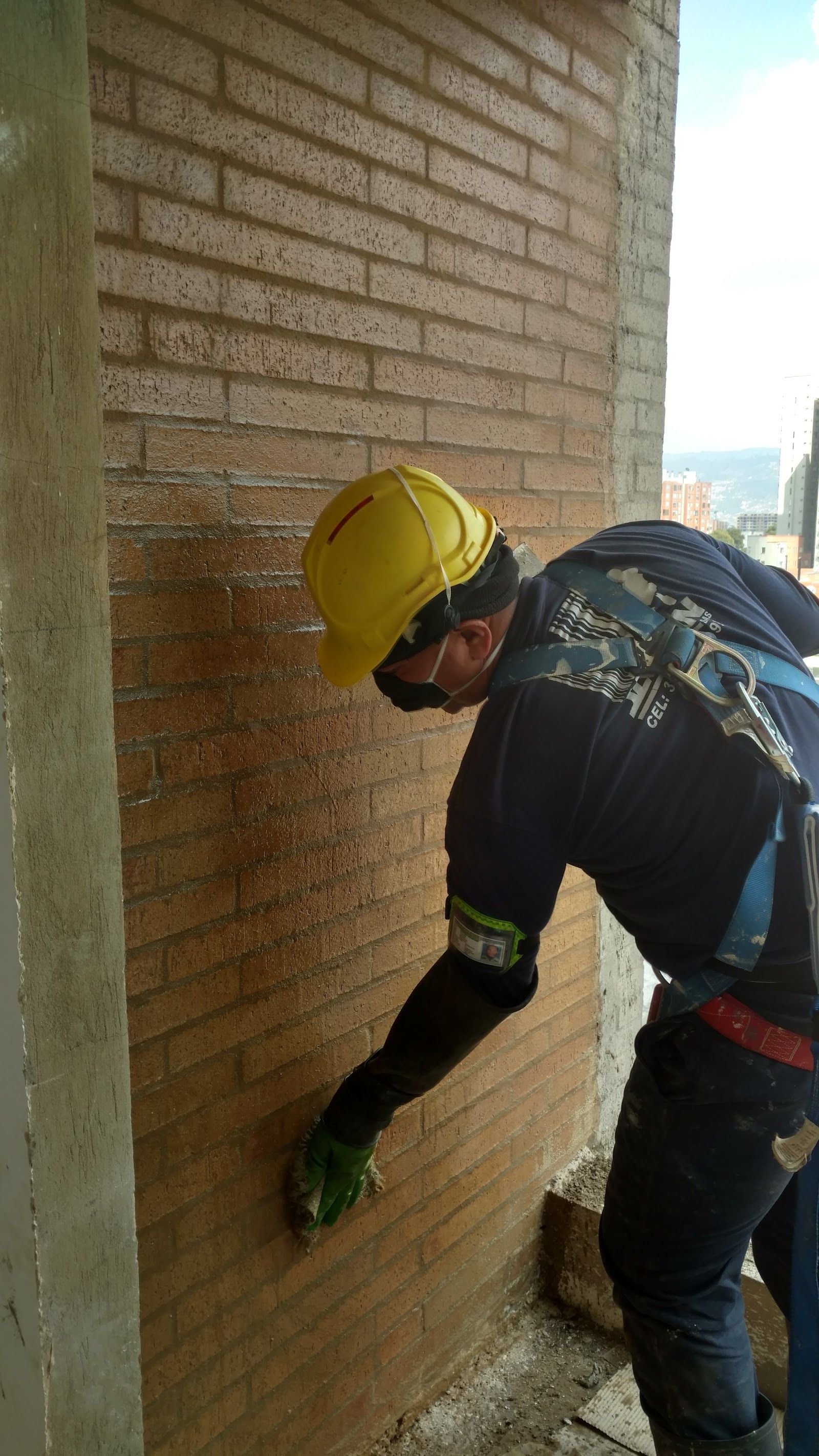 Técnico JAMAN SAS impermeabilizando fachada en altura